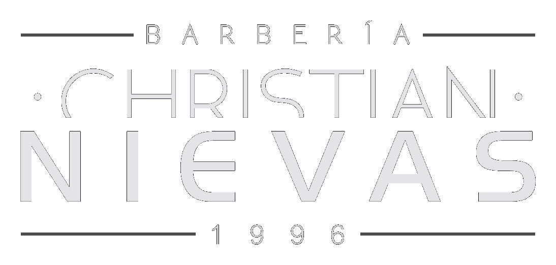 Christian Nievas atendiendo a un cliente en la barberia